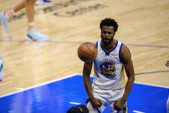 热爱皆平等，河南球迷赛前在球场外声援阿奇姆彭（热爱无界，河南球迷赛前场外力挺阿奇姆彭）