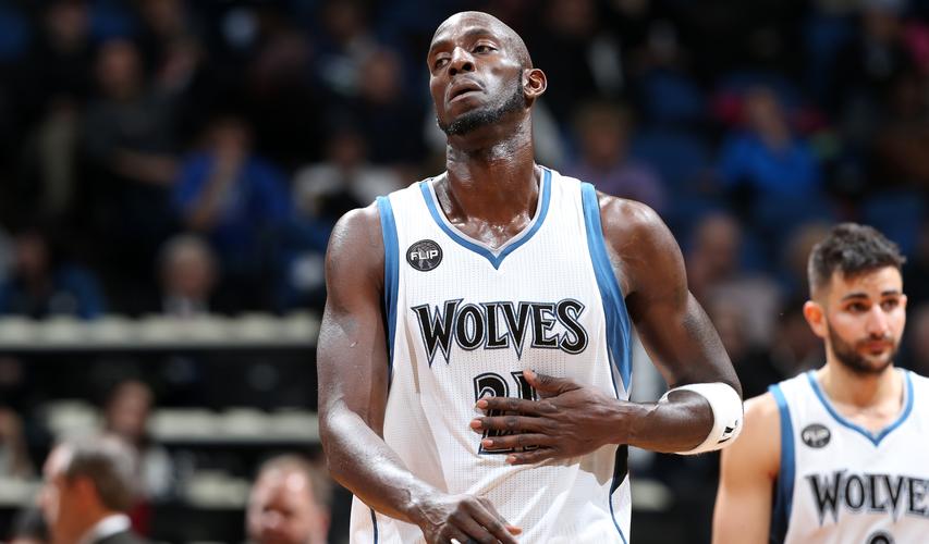 贴脸开大！祖巴茨罚球时，老鹰主场球迷高喊“保罗在哪里？”（祖巴茨走上罚球线，老鹰主场齐声高喊：“保罗在哪？”）