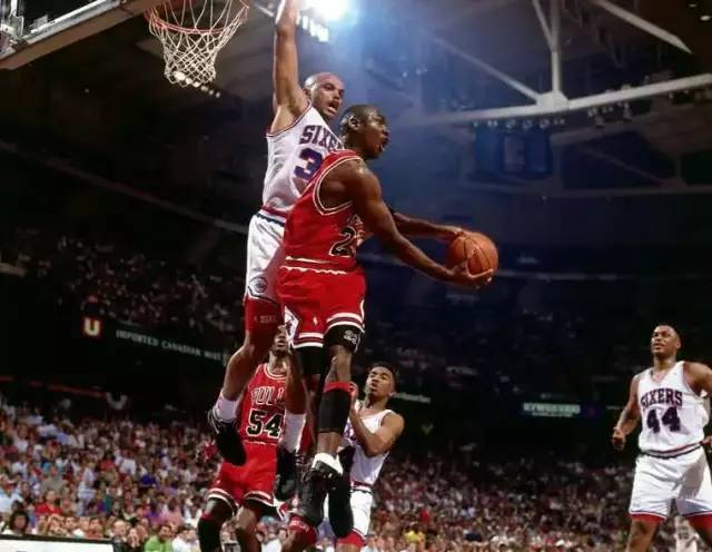 打疯了！森林狼加时赛狂轰9-0攻击波 爱德华兹关键三分打停掘金（森林狼加时赛打出9-0攻势，爱德华兹关键三分击退掘金）