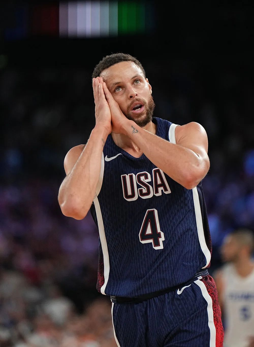 希罗脚伤未愈仍随队出征3连客，战篮网缺席&何时复出未定（希罗脚伤未愈仍随队三连客，缺席战篮网，复出时间未定）