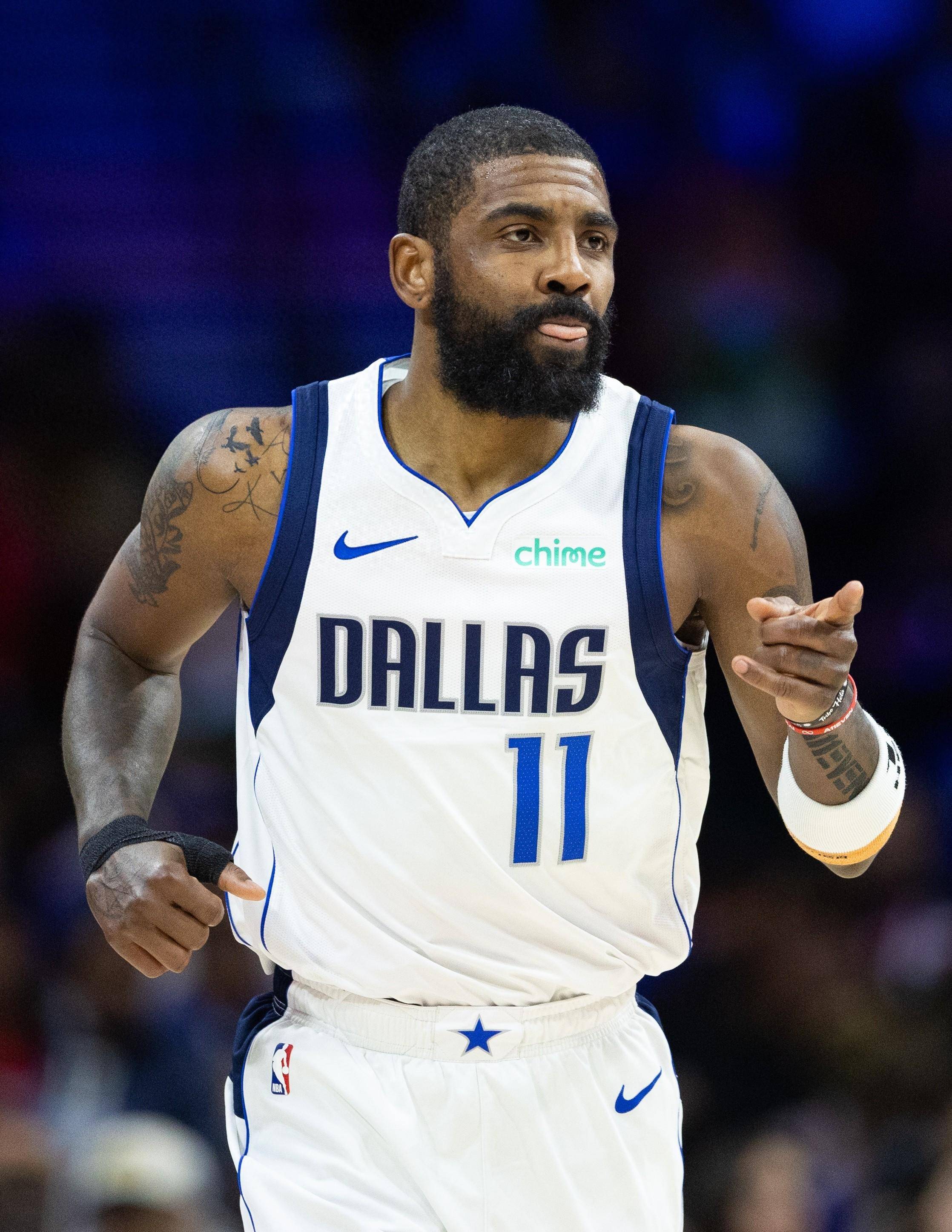 圣诞树入镜！杨瀚森更新社媒晒与奥登合影并配文：12月（圣诞树抢镜！杨瀚森社媒晒与奥登同框配文：12月）